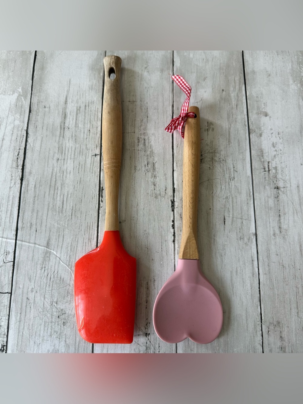 PREOWNED LE CREUSET RED WOODEN HANDLE SPATULA COOKING UTENSIL HEART SPATULA